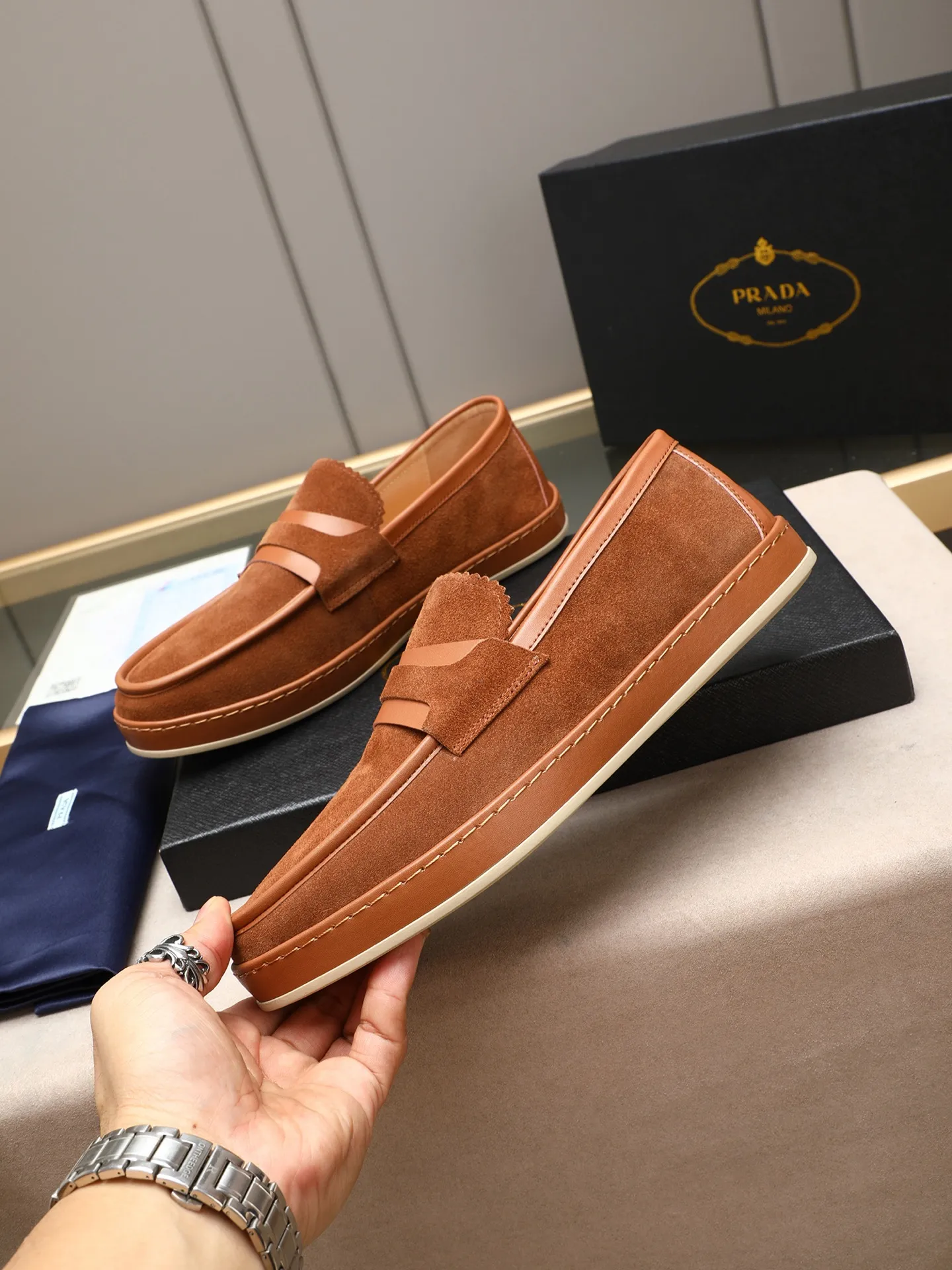 Men's men's shoes 💰P420 🆕🔥New update🔥👟PRADA (Prada) new products are released, imported soft cowhide, fashionable to allow air to penetrate the entire shoe, and the awesome shoes [strong] bring an extremely comfortable and breathable feeling! Beautiful inside and out! Exquisite workmanship, top-grade cowhide material, 😌Number: 38~44 (45 customized) 4 colors of black, blue, gray to choose from.